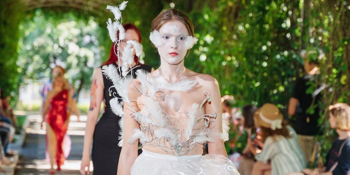 Дизайнер аксессуаров из Владимира дебютировала с платьем бесконечности на показе в Москве