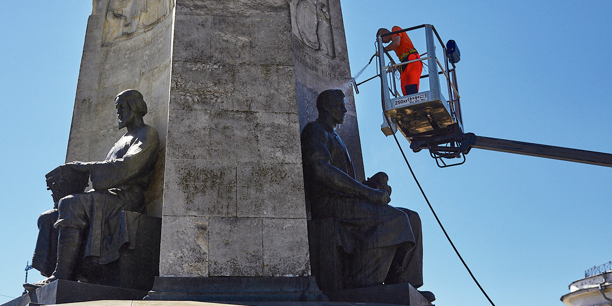 «Трех лентяев» помыли. Монументу на Соборке устроили «банный день»