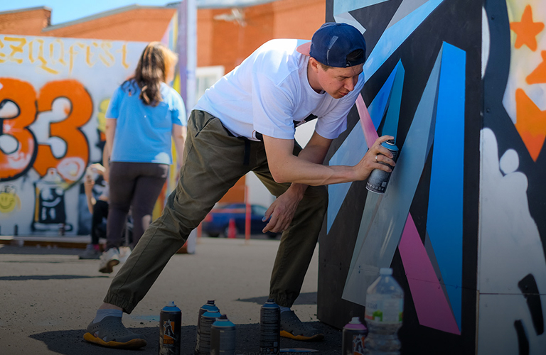 Мозаичные портреты Дорна, Земфиры и Монеточки от художника с фестиваля уличного искусства