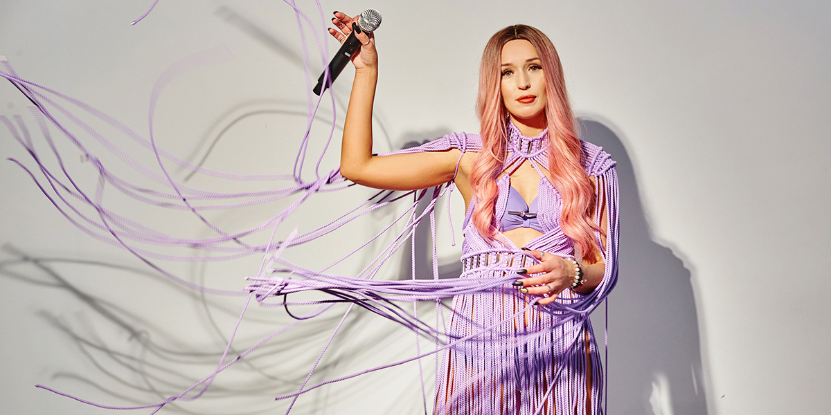 Вместо лука и стрел — микрофон: владимирская певица в образах античных богинь на современный лад