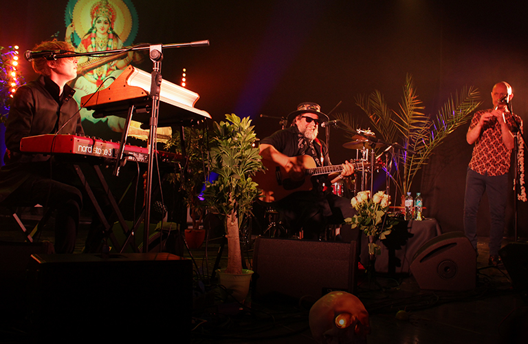 Мантры, пальмы, черепа: концерт Бориса Гребенщикова и группы «Аквариум» во Владимире