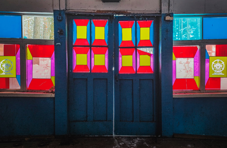 Уцелевшие витражи и нетронутая библиотека. Как выглядит покинутый пионерлагерь «Чайка»?