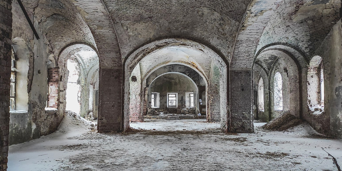 В тишине и забвении: заброшенный храм, стоящий почти на обочине М7