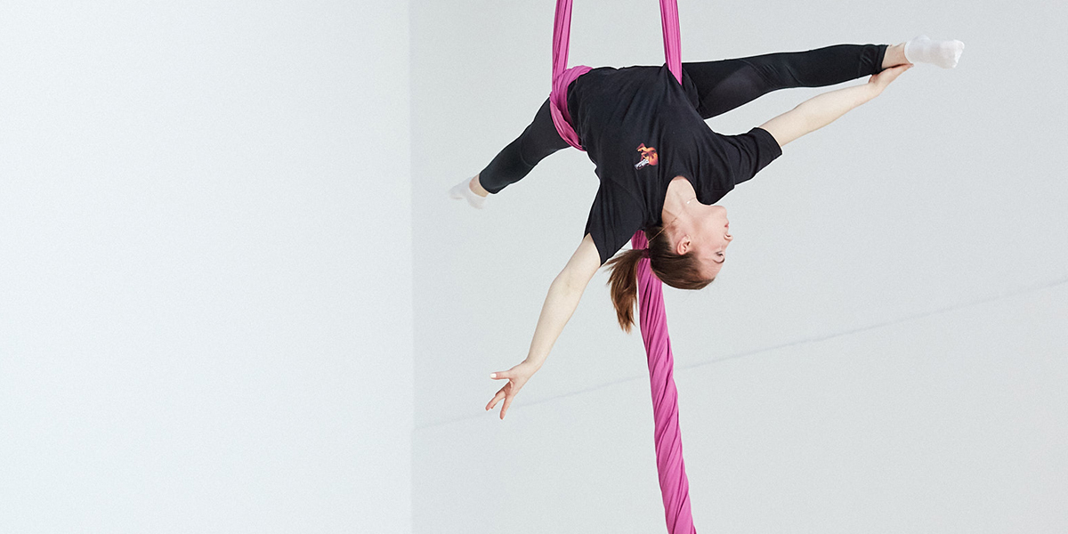 Порхающие «на шторах»: будни, тренировки и победы юных воздушных гимнасток