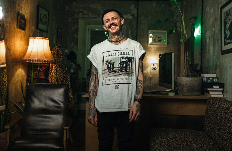 Из заброшенного притона в «богемный лофт»: преображение квартиры в доме у Золотых ворот