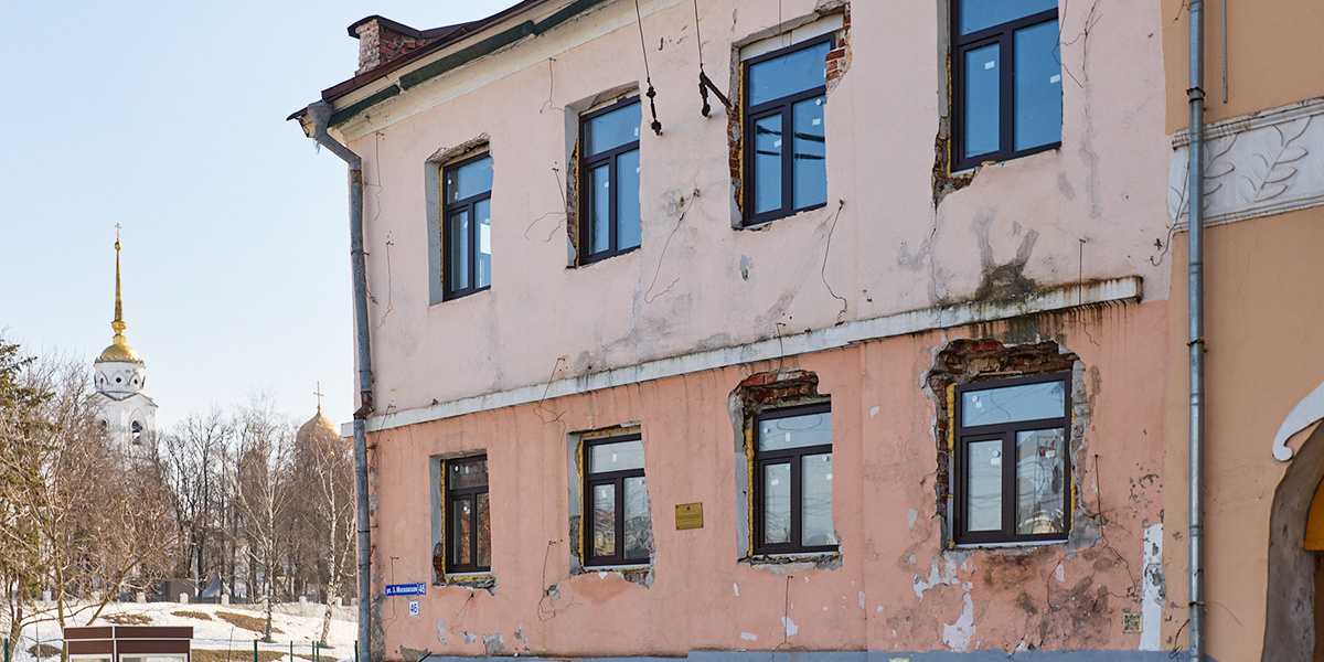 Аварийные фасады, смотровая в «заплатках» и другие неприглядные детали центра Владимира