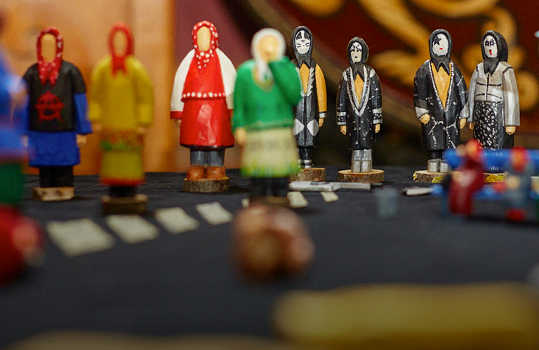 Ложки с фигурками для Виктора Бычкова, старушки-фанатки и другие работы резчика по дереву из города Кольчугино