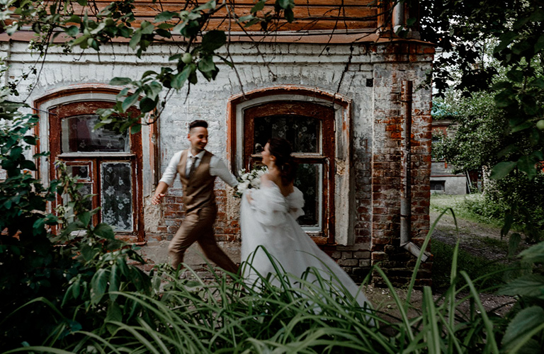 Свадьбы после самоизоляции с неклассическими невестами и рукопожатиями вместо поцелуев