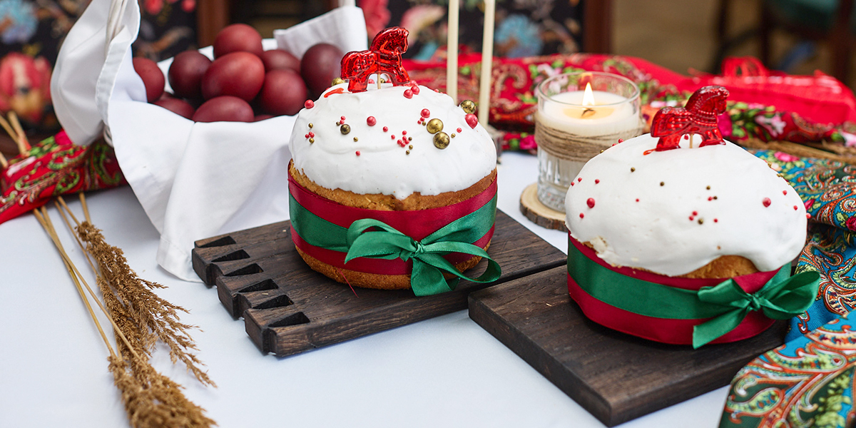 Пасхальный сюрприз трактира «Вновь»: александрийский кулич с хрустальной лошадкой на куполе