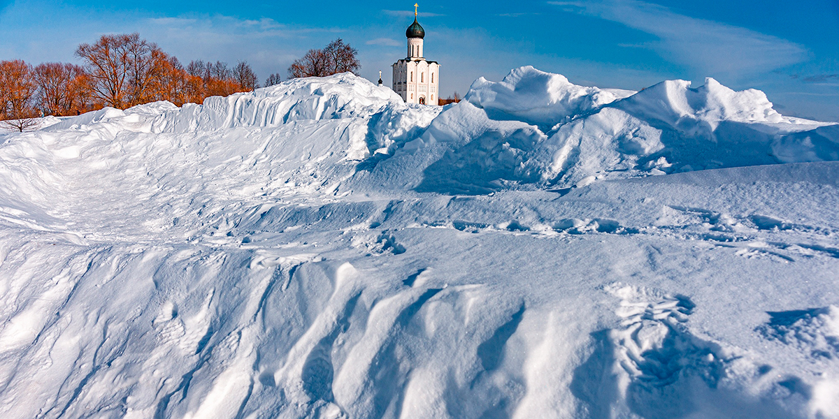 «Такого никогда не было». Снежные завалы по дороге к храму Покрова на Нерли