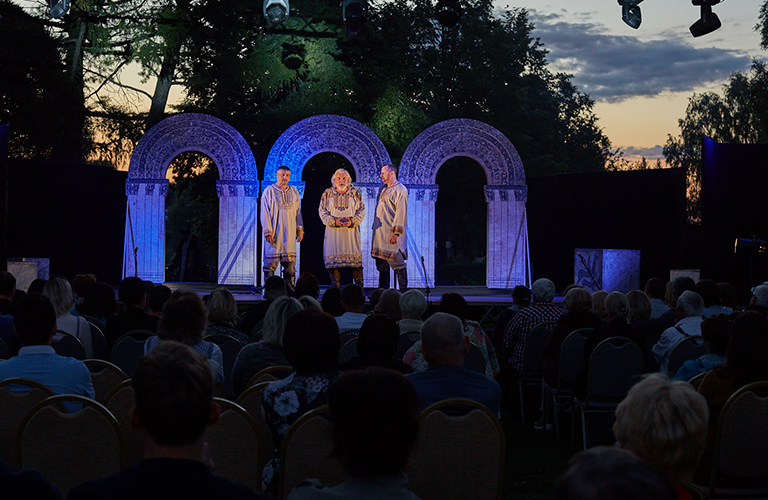 «Андрей Боголюбский» в живых декорациях. Как началось театральное лето