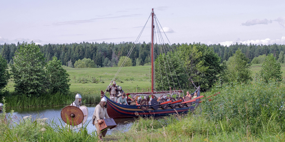 Сохраняя антураж: путешествия на ладье и средневековая усадьба своими руками