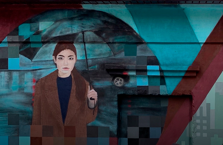 Девушка под зонтом. Мишкин «задизайнил» стену на территории городского лофт-пространства