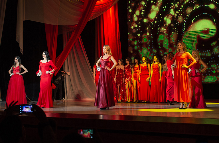 Леди в красном и белом: кто из 16 девушек стал «Владимирской красавицей-2020»