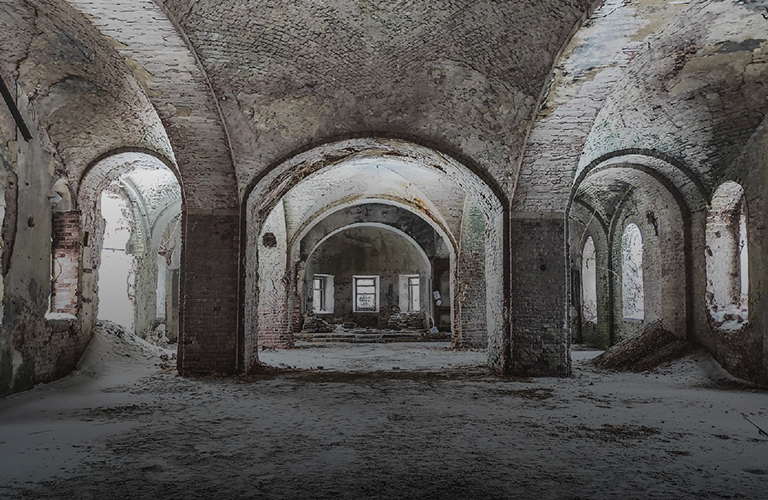 В тишине и забвении: заброшенный храм, стоящий почти на обочине М7