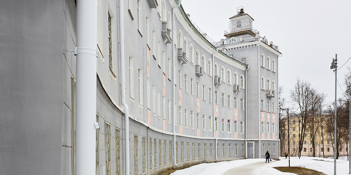 Северный фасад в виде полудуги, или Как тракторный техникум стал украшением Октябрьского проспекта