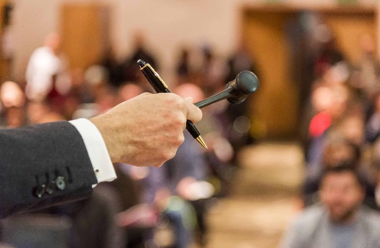 Во Владимире “уйдут с молотка” картина Никаса Сафронова и подарок от Никиты Михалкова