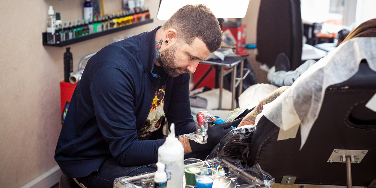 Антон Автономов про неловкие ситуации, странных клиентов и тату на интимных местах