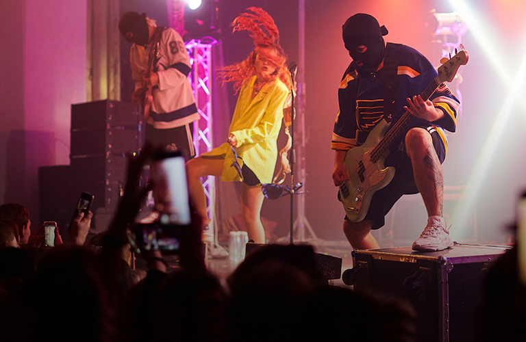 БДСМ-перформанс под гимны поколения зумеров, или Как прошел концерт «Кис-Кис» во Владимире