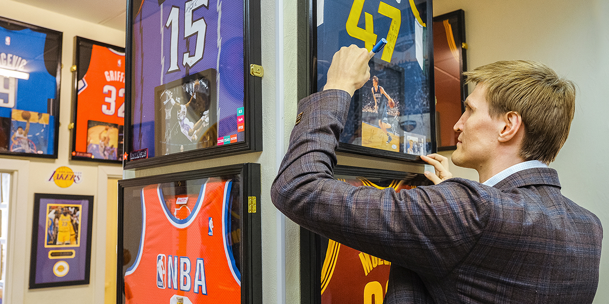 Автограф Кириленко и редкая статуэтка Хардена. Во Владимире собрали раритетную коллекцию НБА