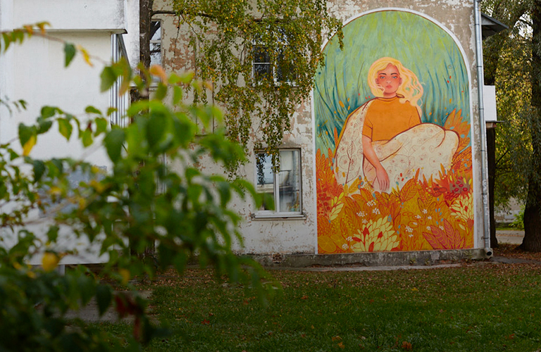 Первый граффити-район Владимира: улица Алябьева пополнилась осенним стрит-артом