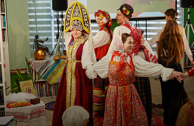 Зачем мужчины носили платок, а девушки прыгали в поневу? Свадебные секреты прошлого