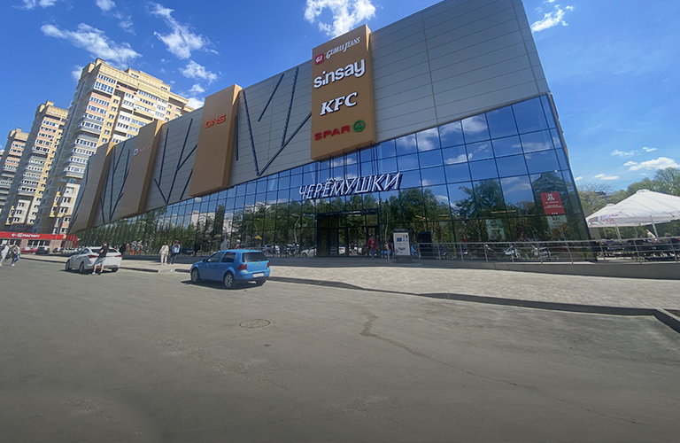 Панорамные окна и современный дизайн. На месте рынка «Факел» открылся новый торговый центр