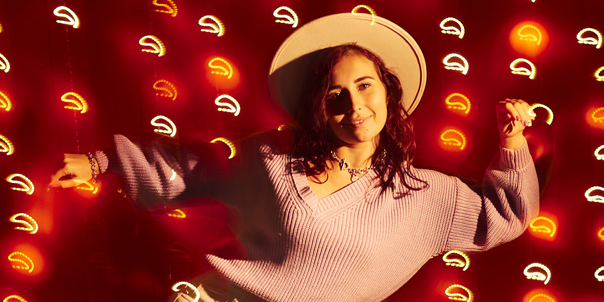 Спорт-шик на женственных формах танцующей шляпницы Валерии Лебедевой