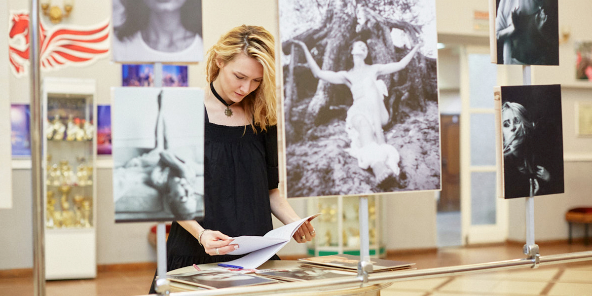 Случайные снимки неслучайных людей — авторская фотовыставка девушки, сумевшей остановить время