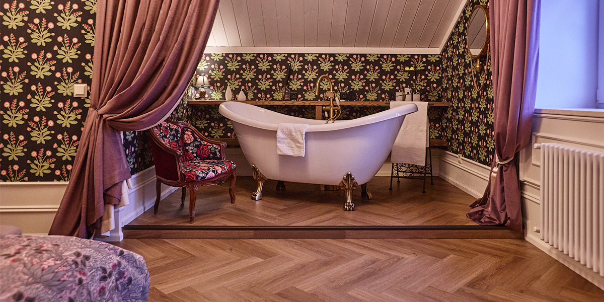 Суздальский терем около кремля с наличниками за три миллиона и ванной на ножках в спальне