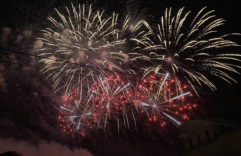 Салют и море ярких красок: муромский День города завершился фестивалем фейерверков 