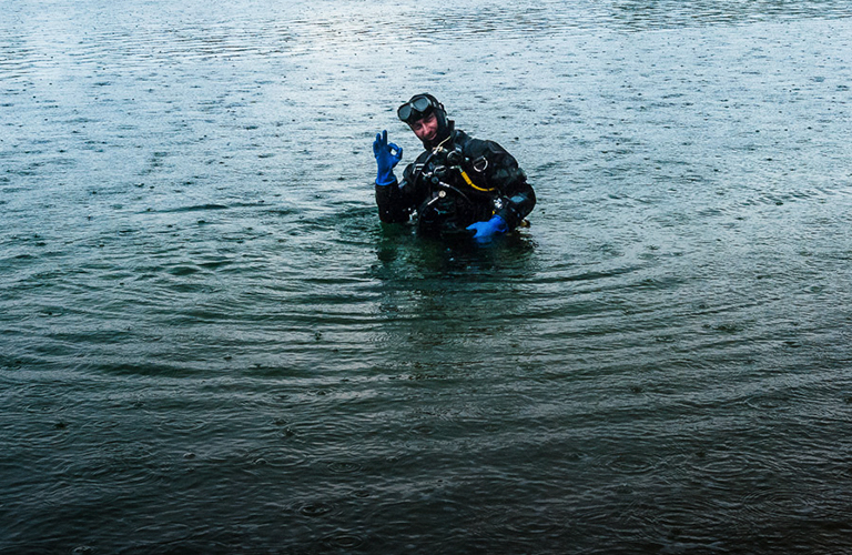 Раки и старый холодильник: что еще обнаружили дайверы в воде на Улыбышевских карьерах