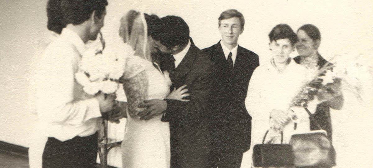 Ели севрюгу и звали баяниста. Как в СССР праздновали свадьбы?