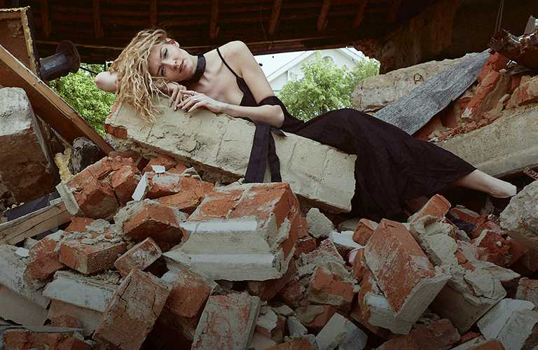 Если бы у зданий была душа. Драматичный перформанс на руинах рухнувшего дома в центре города