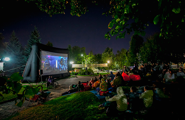 Новая локация для открытых кинопоказов - пруд в Добром