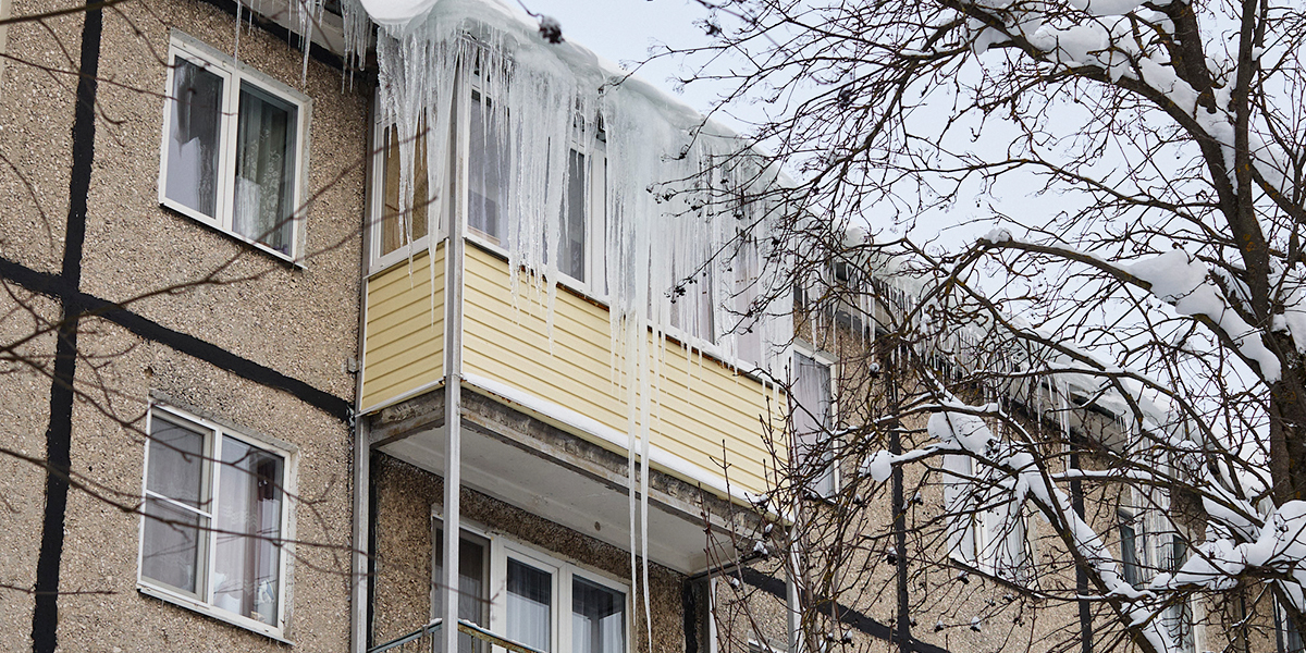 Не смотрите наверх! Нависшая угроза на обледеневших крышах областной столицы