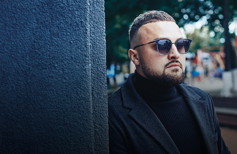 Деловые костюмы и необычные аксессуары владимирского риелтора Владислава Брагина