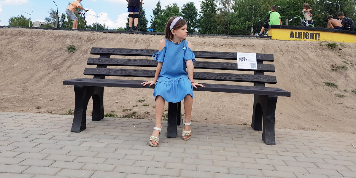 Скамейка из мусора. В парке «Добросельский» установили антивандальную лавочку