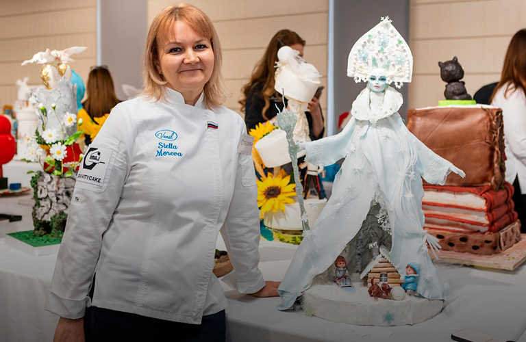 Привезли русскую зиму в Москву! Сладкие конструкции наших кондитеров на международном чемпионате