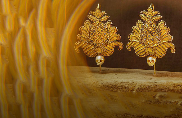 Жемчужные черепа и золотые ананасы: оригинальные украшения ювелира из Мурома покоряют Москву