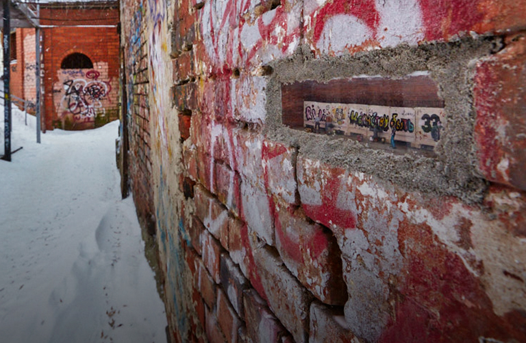 Изрисованный граффити забор в миниатюре — новая инсталляция в центре Владимира