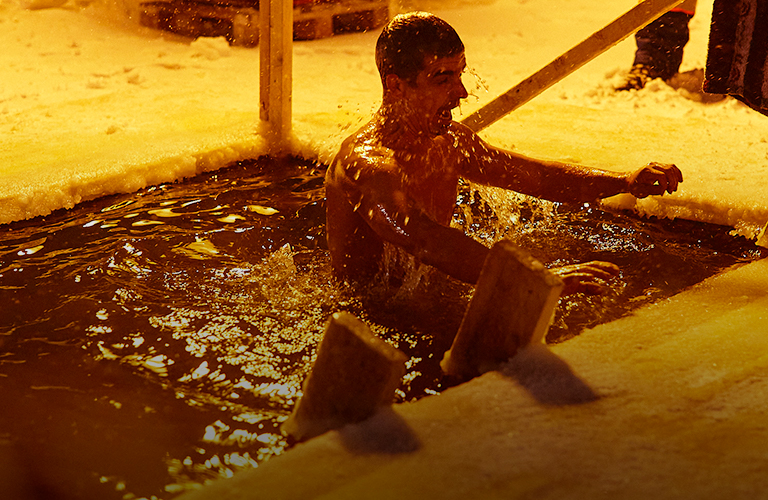 Несмотря на метель, более трех тысяч верующих Владимирской области окунулись в прорубь