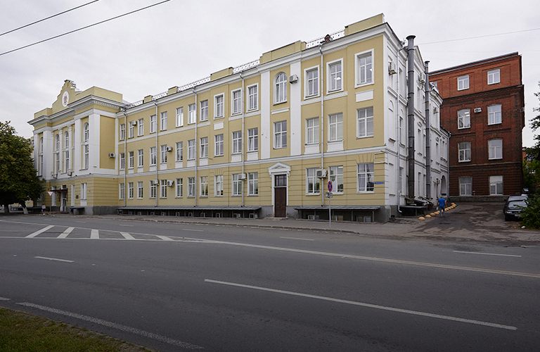 Большой дом с богатой историей. Самое заметное здание на Луначарке