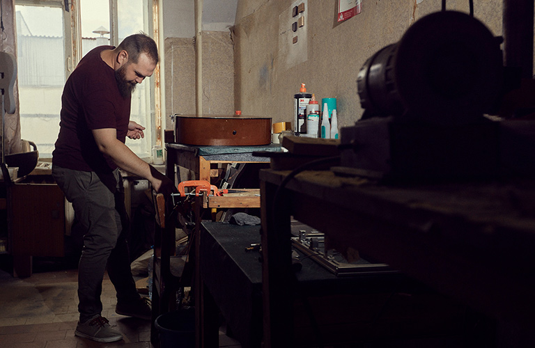 От гитары из лопаты до мастерской по созданию и ремонту инструментов