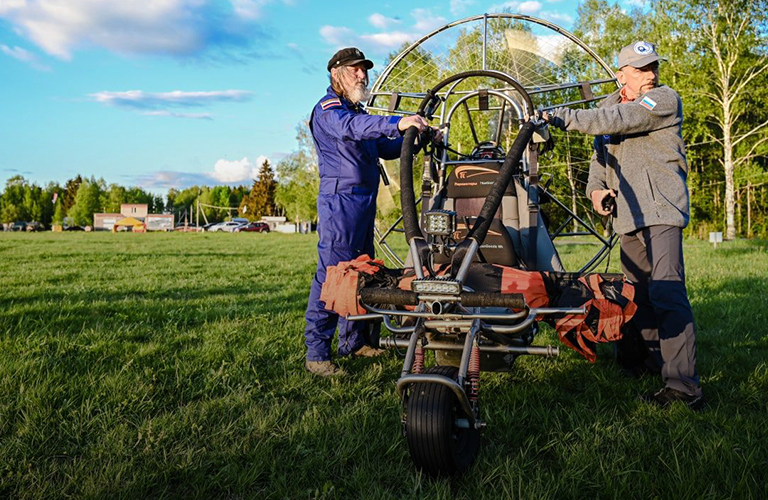 Легендарному путешественнику Федору Конюхову в Суздале предложили пересесть с мотопараплана на лошадь
