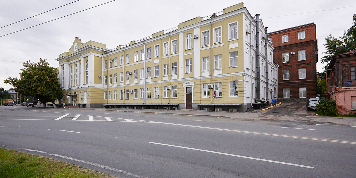 Большой дом с богатой историей. Самое заметное здание на Луначарке