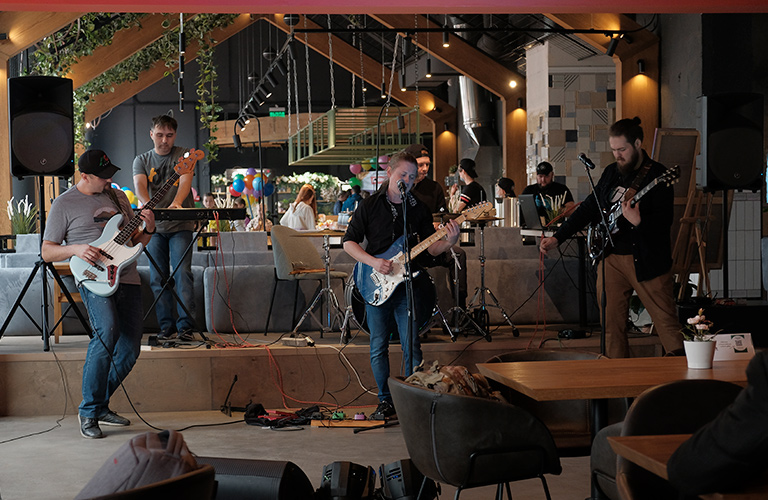 Фестиваль, который посетили не только «Ночные волки», но и французский музыкант