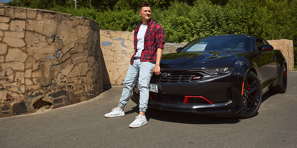 «Было ощущение, что сел в танк». Владелец эффектного Chevrolet Camaro о плюсах и минусах маслкара