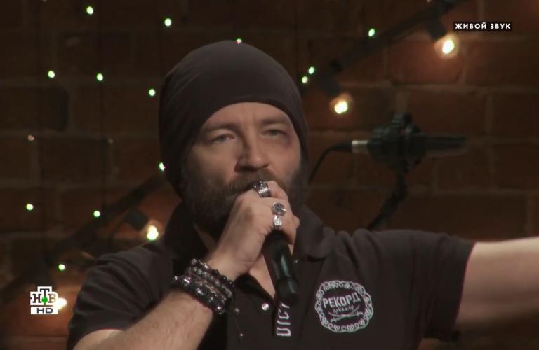 На «Квартирнике у Маргулиса» Тимофей Копылов спел детскую песенку с фингалом под глазом