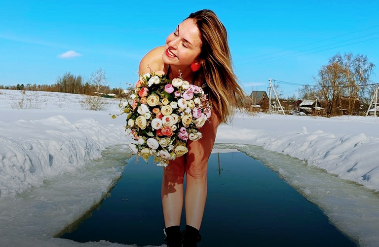 Цветы в проруби и окнах роддома. Оригинальные поздравления владимирских женщин с 8 марта